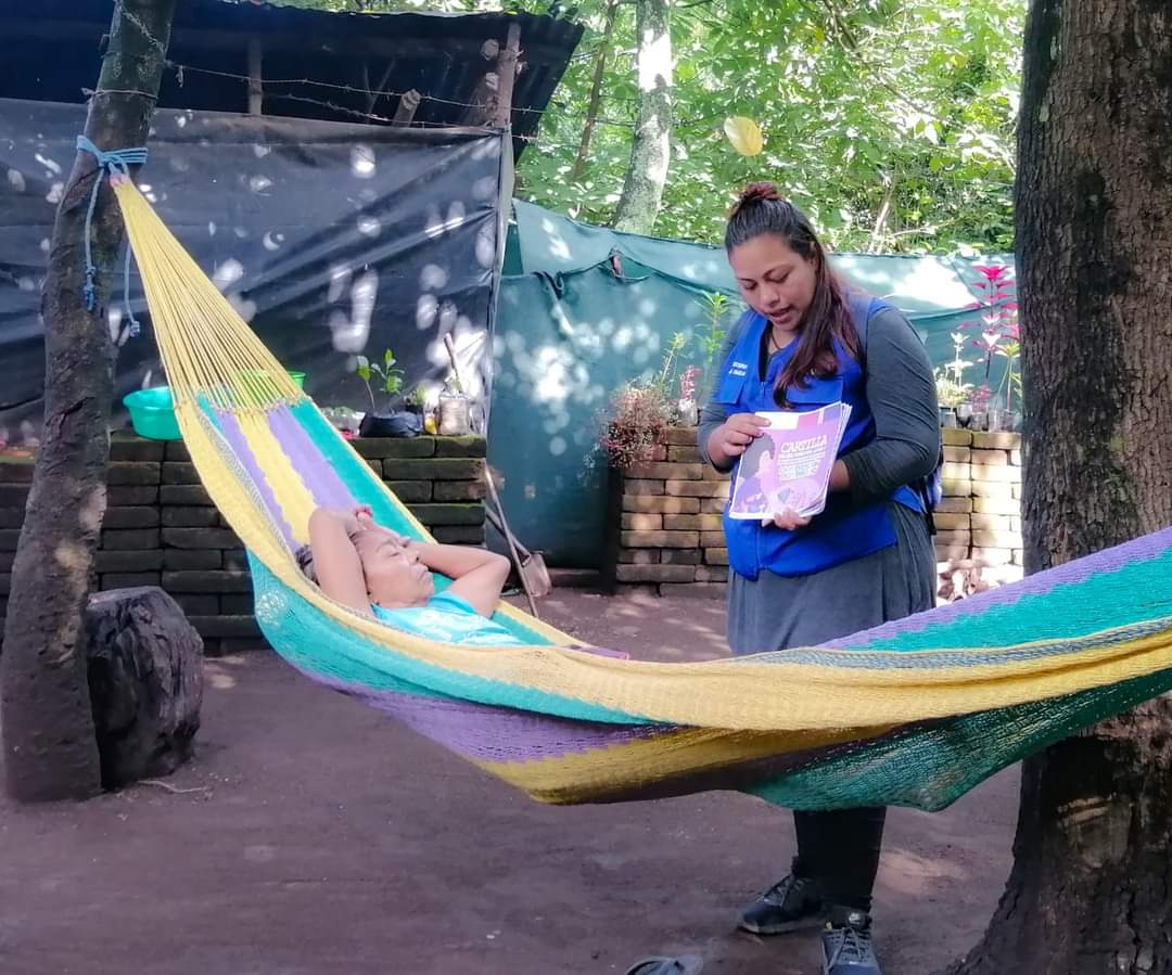 Visitamos a familias del Reparto Nueva España, promocionando las Escuelas de Valores🏫💖 y Consejerías familiares 👨‍👩‍👧‍👦y compartiendo la Cartilla Mujer, Derecho, Leyes y Mecanismo de Denuncia para la prevención del Femicidio. 
#AmorALaVida #AmorALaFamilia #UnHogarSeConstruyeConAmor