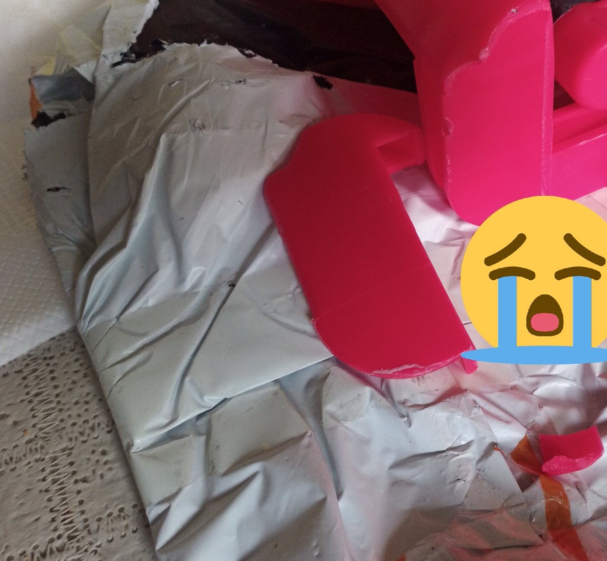 fcassia's tweet photo. So #MailAmericas handling of #AliExpress #aliStandardShipping to #LatinAmerica really goes thru #Colombia's @472Colombia as hub using #MauritiusPost tracking numbers.
After 29 days,the goods arrive damaged due to inept packaging by seller (not even bubble wrap). 😭
@luisgraziano https://t.co/dDVwidjmKm