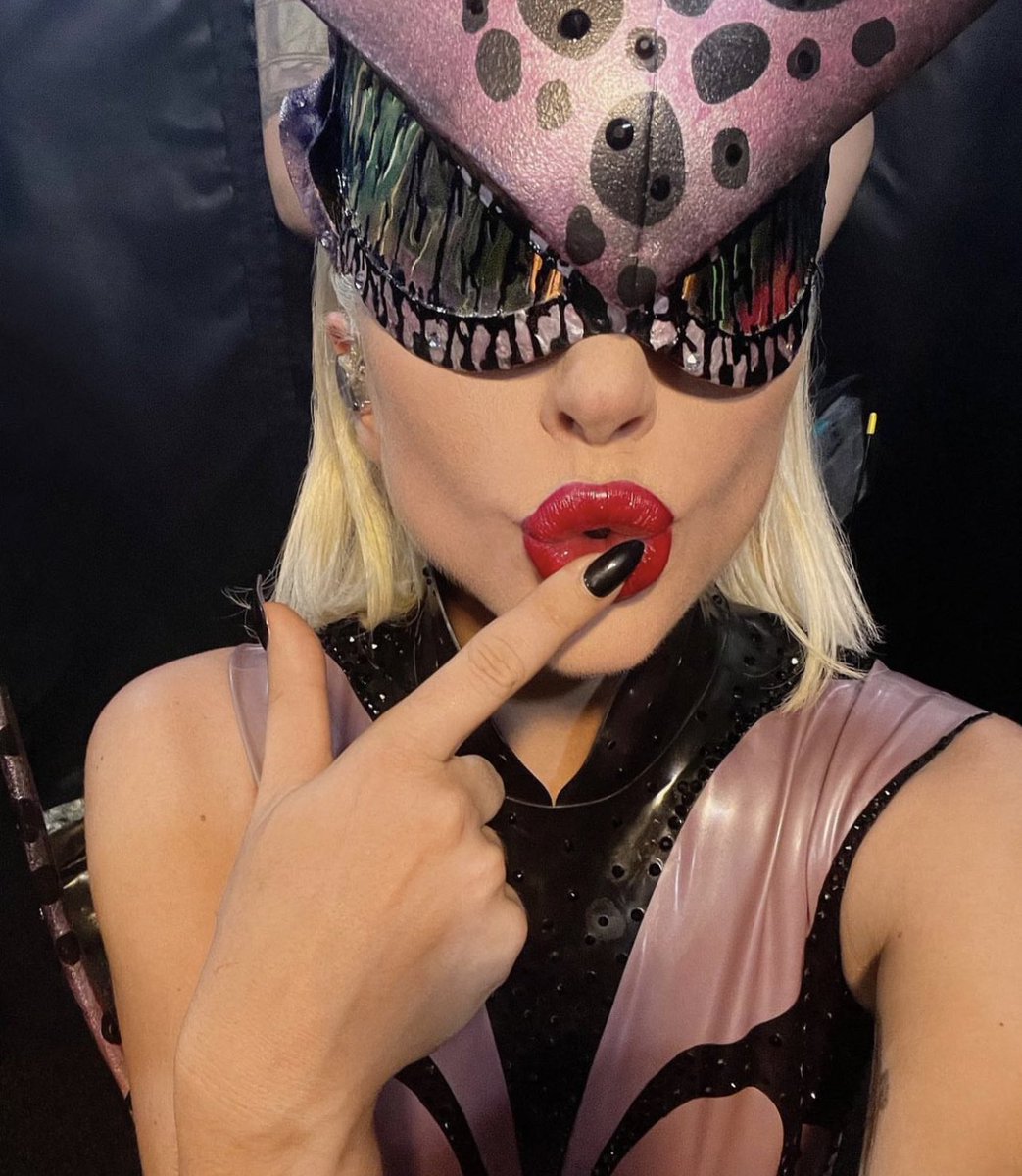 ladygaganownet's tweet photo. New picture of Lady Gaga backstage at The Chromatica Ball Tour. https://t.co/It7bodvi8a