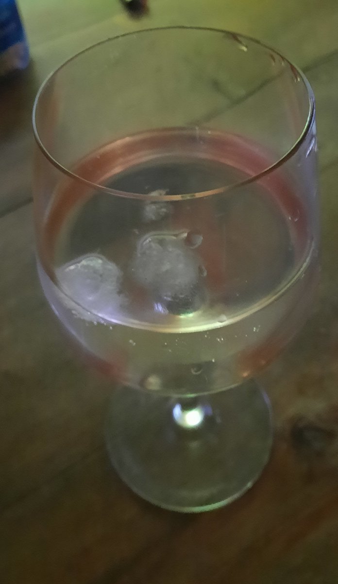 __DelMar__'s tweet photo. Irgendwas was mit #Lingin it is #Gintime https://t.co/fhBd1O91DJ