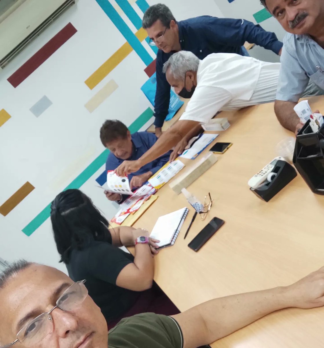 CIV_ceidec's tweet photo. Reunión entre el Colegio de Ingenieros del Estado Carabobo, nuestros aliados Venezolana de Pinturas y el Maestro Universal Juvenal Ravelo afinando detalles para la obra Cinética que se ejecutará en nuestra sede Gremial. 

La Cultura es una prioridad..

@juvenalravelo
#ceidec https://t.co/0ktlbRtxsd