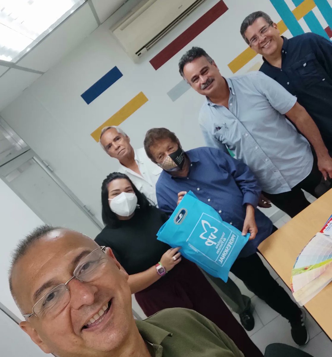 CIV_ceidec's tweet photo. Reunión entre el Colegio de Ingenieros del Estado Carabobo, nuestros aliados Venezolana de Pinturas y el Maestro Universal Juvenal Ravelo afinando detalles para la obra Cinética que se ejecutará en nuestra sede Gremial. 

La Cultura es una prioridad..

@juvenalravelo
#ceidec https://t.co/0ktlbRtxsd