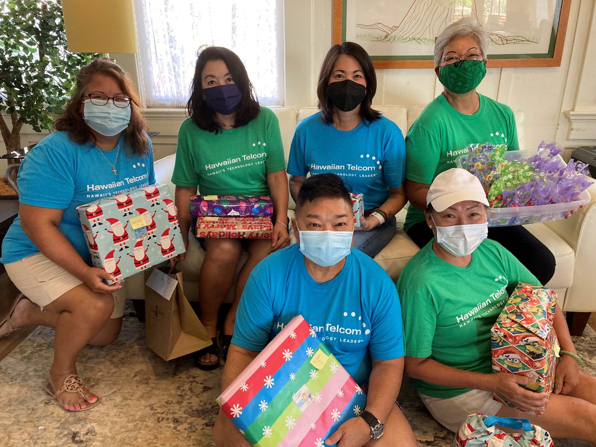 HUGSHawaii's tweet photo. Mahalo to @HawaiianTel for #volunteering to help wrap presents for our recent #ChristmasInJuly event at Wet 'n' Wild. Thank you for bring joy to our HUGS keiki! #HUGSHawaii #40yearsofHUGS #HawaiianTelcom https://t.co/nZrT8ioSA2