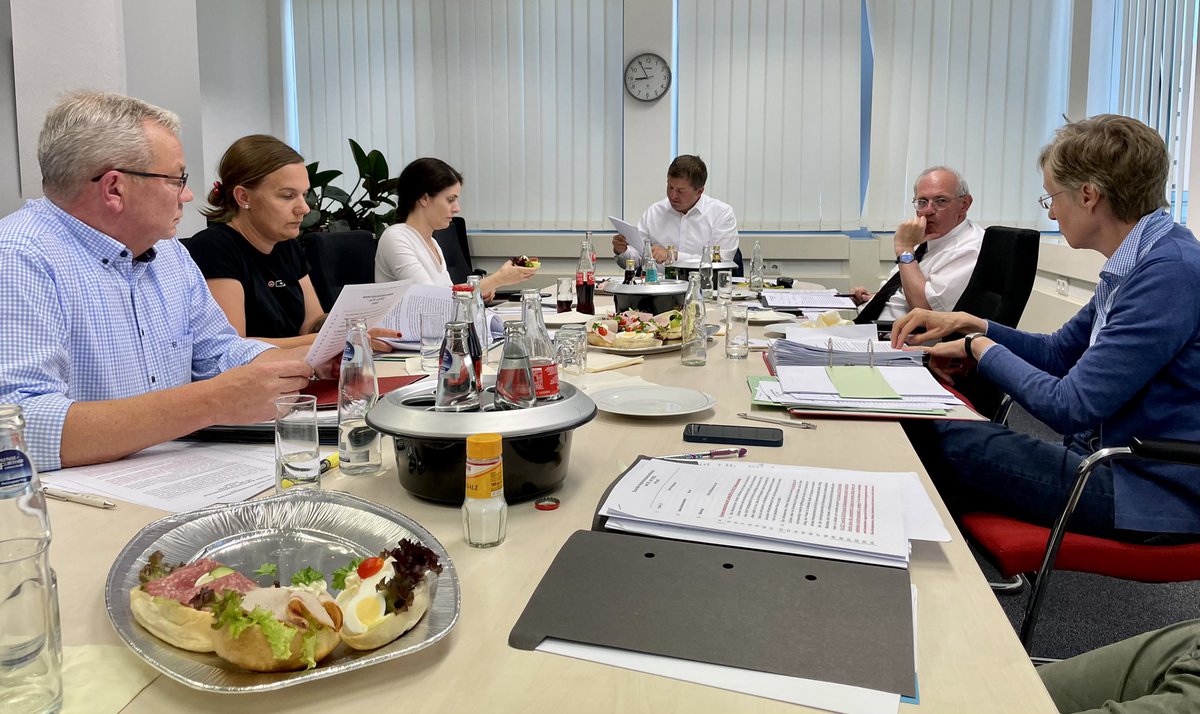 SvenSchulze_CDU's tweet photo. Letzte Absprachen im @MWL_LSA am Abend vor der Sonder-#Agrarministerkonferenz unter Leitung Sachsen-Anhalts. Diskutieren am Donnerstag den #Strategieplan zur Gemeinsamen #Agrarpolitik der #EU (#GAP). Ziel ist es, im Sinne unserer Bauern schnelle Ergebnisse zu erzielen. #AMK2022 https://t.co/01FyRNM75b