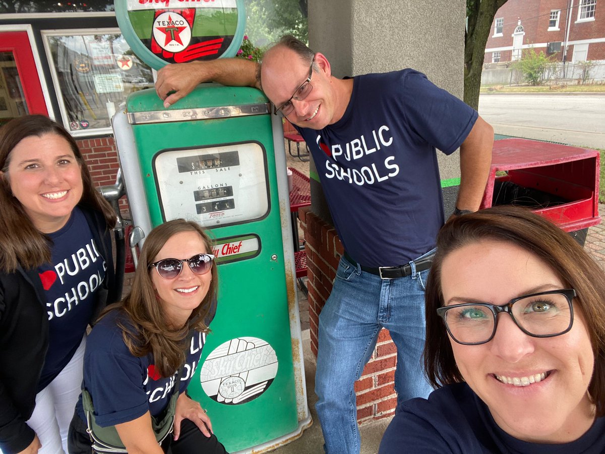 RachelFloodLSR7's tweet photo. Proud public school educators love to support our Downtown Lee’s Summit businesses . #R7DLI22 #fillingstation #navyteam https://t.co/bM8lyMIquv