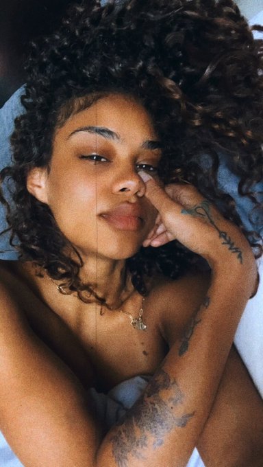 Bed head 🛌 https://t.co/pCOO02Kkly