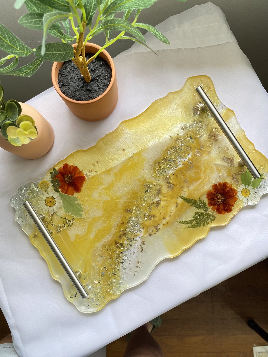 Custom spots open for my marbled resin trays ✨🌿🦋 

Pick any colors of your choice, or a crystal as inspo, and handle colors!

DM to get started 🌙
