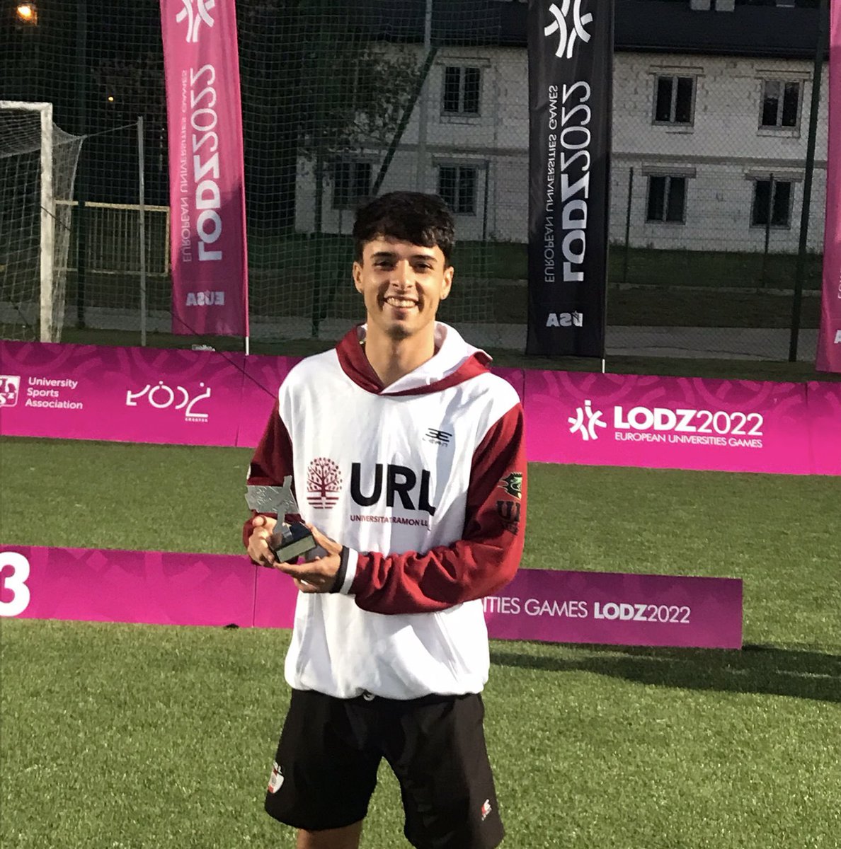 ESPORTSURL's tweet photo. L’alumne de la @uramonllull Oscar González Piera , MVP dels  @eug2022 ⚽️ moltes Felicitats GONPI !!!!!! 🔝 https://t.co/Ow4EWYQEbg