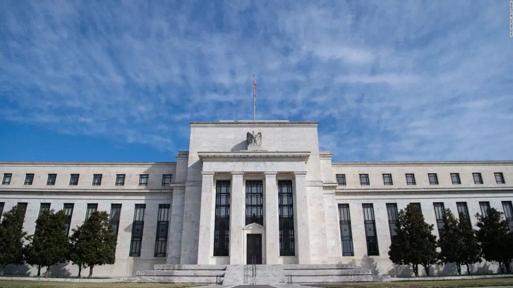 La Fed vuelve a subir las tasas de interés un 0,75%, en una medida histórica para frenar la inflación
La cadena de noticias CNN destaca hoy que: La Reserva Federal de Estados Unidos volvió a aumentar las tasas de interés un 0,75% en su lucha a contra reloj por frenar los niveles.