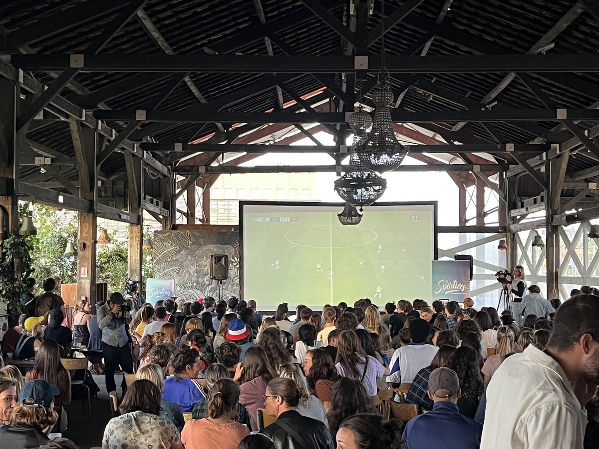 Aurelie Bresson (@aureliebresson) on Twitter photo Carton plein pour cette conférence dédiée au foot féminin suivi de la diffusion du match des demi-finales #WEURO2022 opposant #ALLFRA à la <a href="/LaCiteFertile/">LaCitéFertile</a> initiée avec <a href="/lessportivesmag/">Les Sportives magazine</a> x <a href="/sofoot/">SO FOOT</a> ⚽️
Allez les bleues 🇫🇷 les supporters sont là !! 🤩 Carton plein pour cette conférence dédiée au foot féminin suivi de la diffusion du match des demi-finales #WEURO2022 opposant #ALLFRA à la <a href="/LaCiteFertile/">LaCitéFertile</a> initiée avec <a href="/lessportivesmag/">Les Sportives magazine</a> x <a href="/sofoot/">SO FOOT</a> ⚽️
Allez les bleues 🇫🇷 les supporters sont là !! 🤩