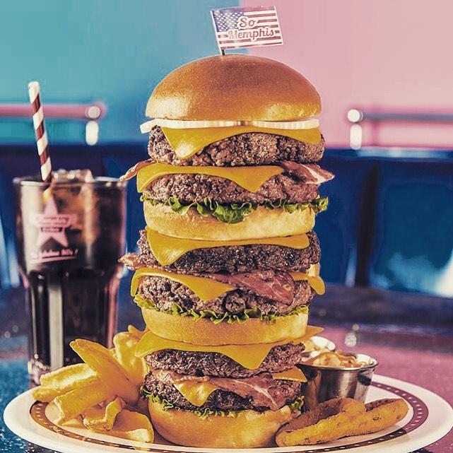 Ahahdriano's tweet image. Je sors d'un Memphis Coffee et un simple burger me met KO.
Je suis absolument abasourdi par la performance qu'a réalisé mon ami @David70978549 en ingurgitant 2 "Crazy Memphis" en moins de 35 min (le premier en 11min).
La photo du dit "Crazy Memphis".