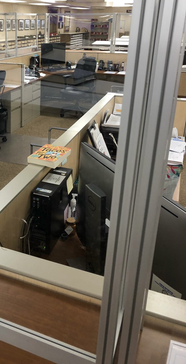 betsystamant's tweet photo. When your dad is at work and texts you this sighting from an office window 😆🌮😍📚👏
#TacosForTwo @RevellBooks #amwriting #booklovers #booknerds #booksighting #romance #romcom #fiction @kelsalynbowen #justread #BookTwitter #authorlife https://t.co/pzJQIRiiK1