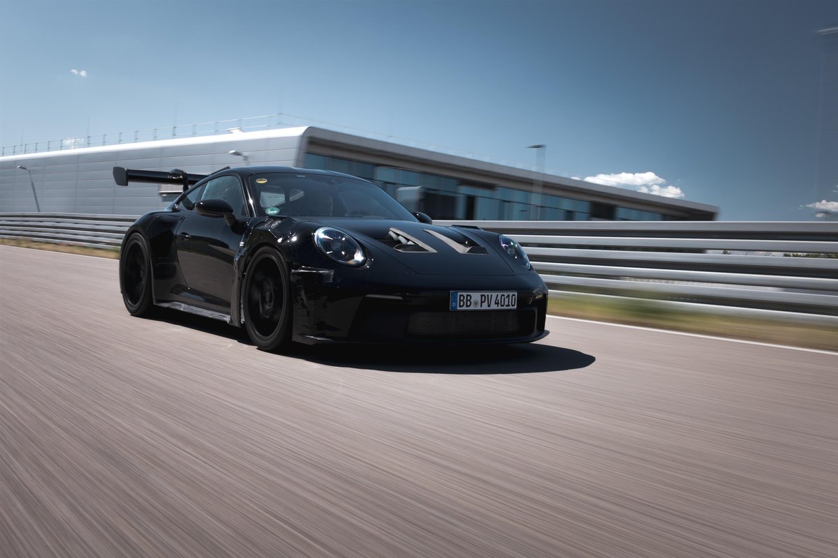 17 sierpnia światową premierę będzie świętowało #Porsche 911 GT3 RS. Inspiracją do opracowania tego wyczynowego samochodu sportowego były udane wyścigowe maszyny GT – 911 RSR i 911 GT3 R.