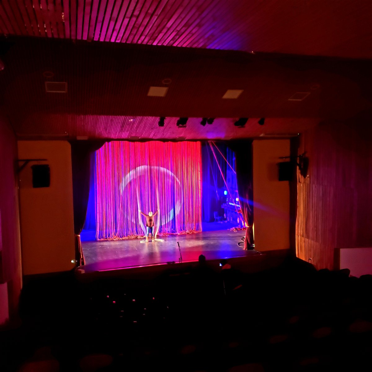 El montaje cuenta el devenir de 3 mujeres que habitan la pre cordillera de Los Andes, en la localidad de Chapilca, conectadas en el tiempo, a través del tejido de la lana de oveja"🎪 

Inscripciones en el siguiente link: docs.google.com/forms/d/e/1FAI…

#PalaceSomosTodos #Circo #Teatro