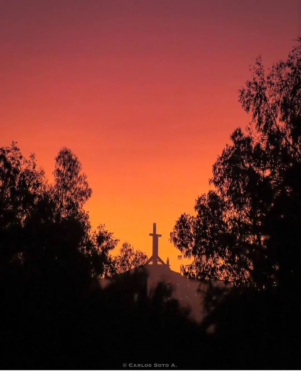 🔥Tremendo atardecer con un cielo encendido iluminando la Cruz del Tercer Milenio.

📸 @carlitos___lechuga

📰 Utiliza siempre mascarilla y sigue los protocolos sanitarios, el autocuidado es vital para combatir esta pandemia.

ℹ️ coquimboturismo.cl