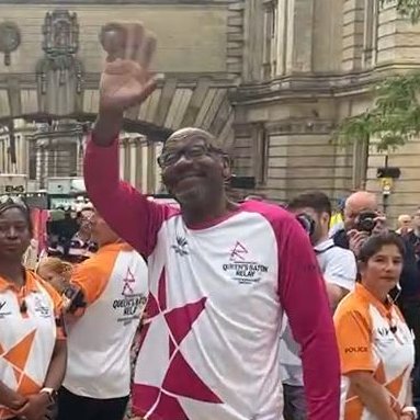 Perry and Lenny - it's love at first sight! The Commonwealth Games mascot, created in Bolton by Emma Lou, now 12, and Tiswas legend Lenny Henry in Birmingham. Smiles all round! @birmingham_live @CityLife_Bham Lenny on our Facebook Live by @RobsonMcC facebook.com/birmingham.liv…