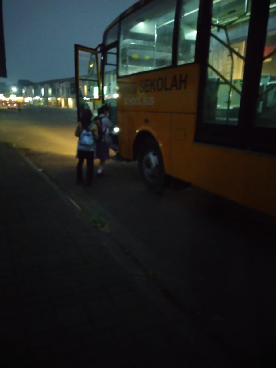 Kiriman dari tetangga Mimin, anaknya berangkat sekolah naik Bus Sekolah.

Sampai Pool di Puri Dago Antapani jam 05.45, bus berangkat jam 05.50, jam 06.17 sudah sampai sekolah di Jl Merdeka.

Mantap nih gak kena macet dan pastinya gratis tis tis 😁👍🏼