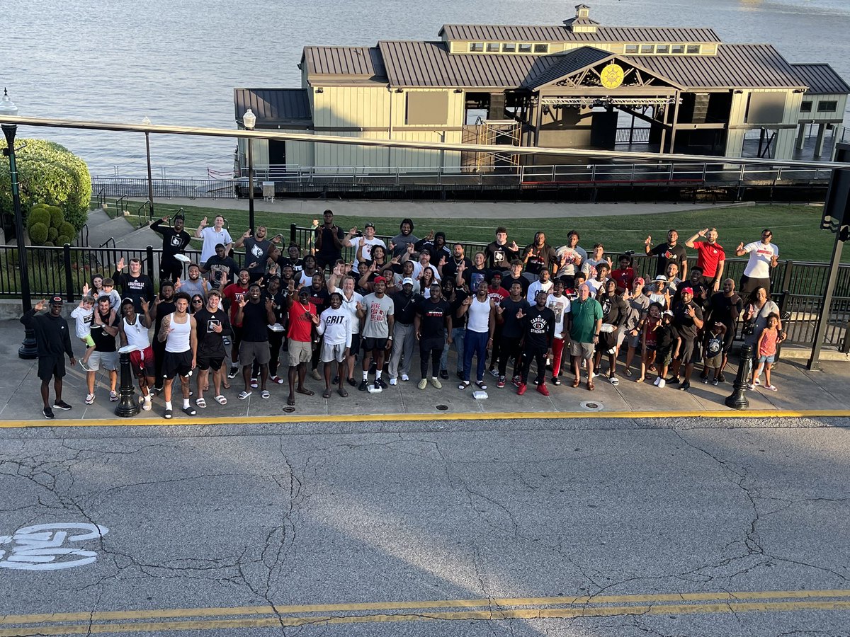 Awesome time with the #MOBFamily tonight eating and having great fellowship before the grind starts! Thanks @CluckerWings for having us! #MOB #L1C4 #2k22Season