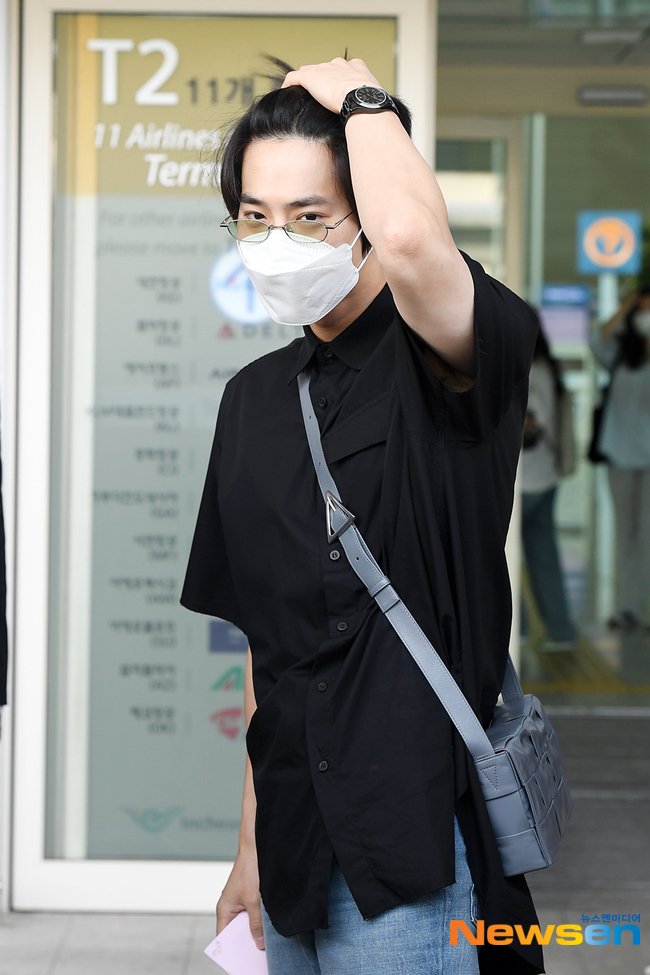 theseoulstory's tweet photo. ✈️  EXO Suho at Incheon International Airport heading to United Kingdom for MIK festival in London~ @weareoneEXO https://t.co/YjefxuYgsj