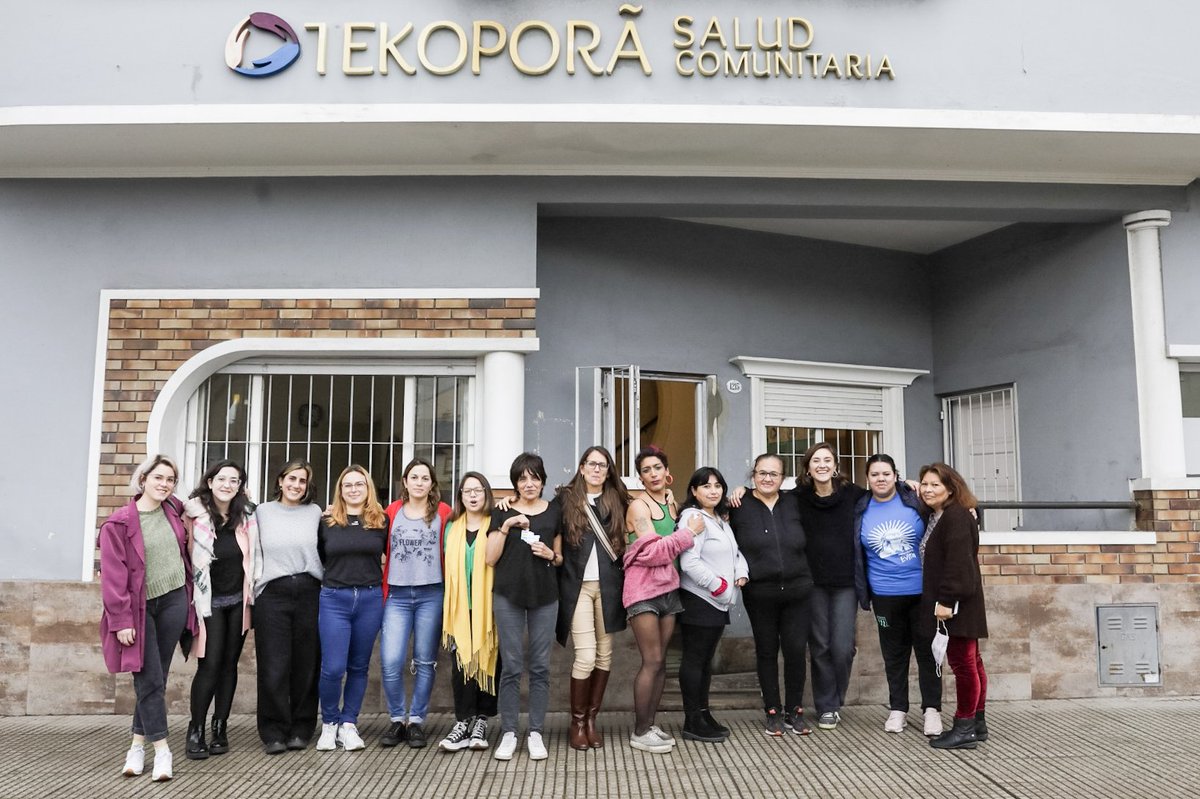 La organización Tekopora es ejemplo de la potencia transformadora de las redes comunitarias. Con su proyecto botánico, promueven la independencia económica de mujeres y LGBTI+ en situación de violencia de género y consumo problemático. Estamos cerca para fortalecer ese trabajo.