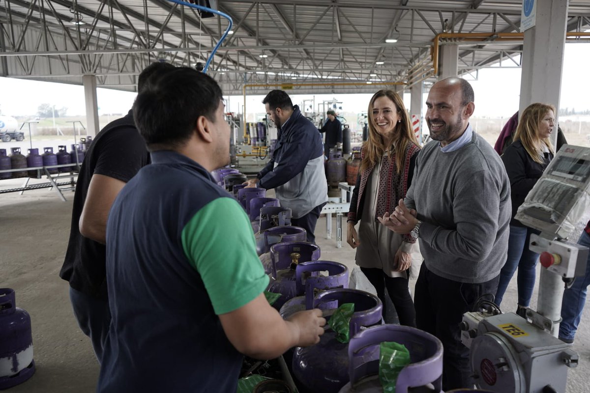 titosanzio's tweet photo. Hoy tuvimos la gran visita de @vtolosapaz en #Baradero
Con quien recorrimos #ExtraGas, una de las empresas ya instaladas en el Nuevo Polo Industrial de la ciudad y dialogamos con los trabajadores. https://t.co/ozUyGxL9vT