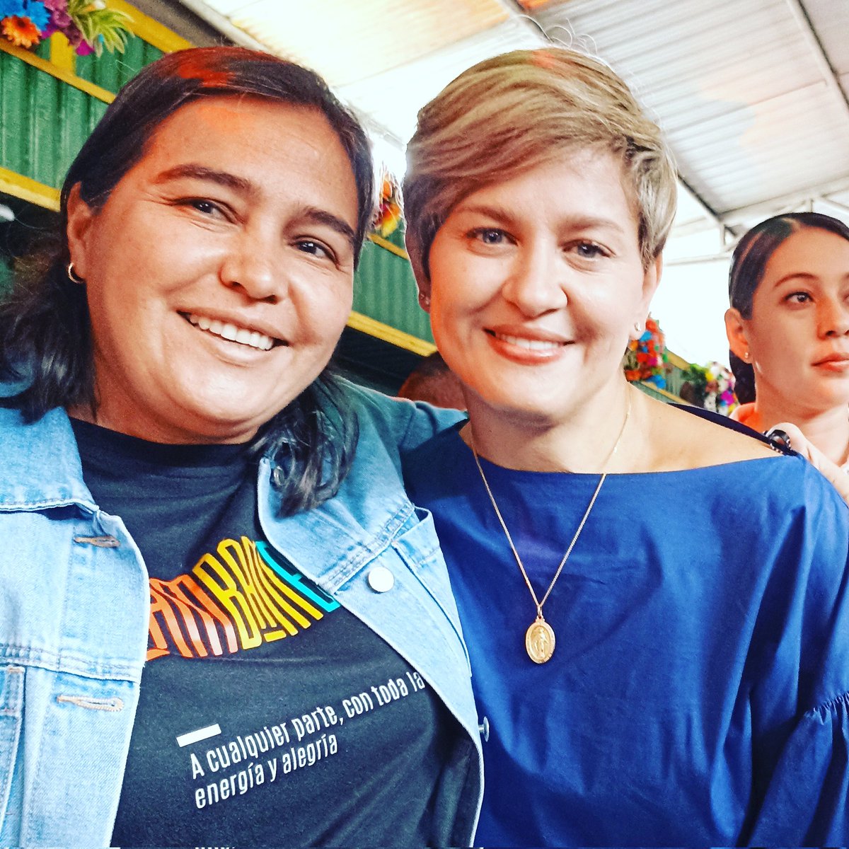 salileco's tweet image. @Veronicalcocerg Qué Extraordinaria Mujer y Primera Dama!!! Llegar a un evento donde la @AlcaldiadeMed impulsa nuevos emprendimientos y sentir esa Calidez y Amor por los &quot;Nadie&quot;. Emociona y llena de Esperanza ❤️ @embambada @Telemedellin #ModaalBarrio2022