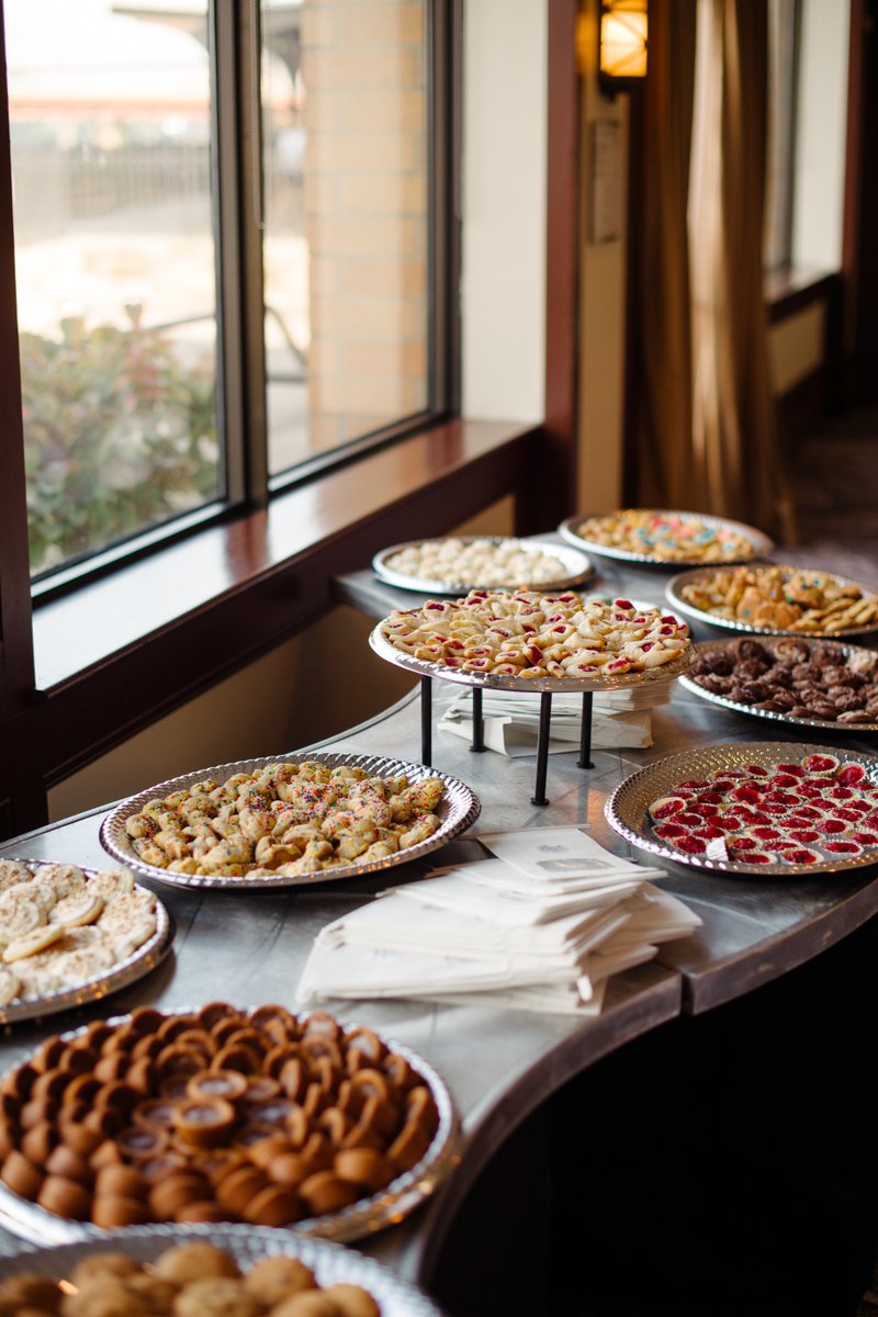 Is it really a Pittsburgh wedding if there isn’t a cookie table? Our venue spaces here Sheraton Station Square provides all the space and tables you need to showcase the cookie table of your dreams! #WeddingWednesday
Image by @michealwillpro