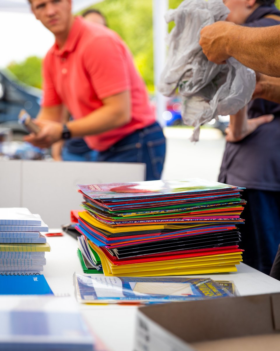 𝗧𝗛𝗔𝗡𝗞 𝗬𝗢𝗨 to everyone who has come out today to @applcenter321 for the Ready, Set, School Supply Drive! 👏 If you haven't made it yet, you've got one more hour! ⌛️