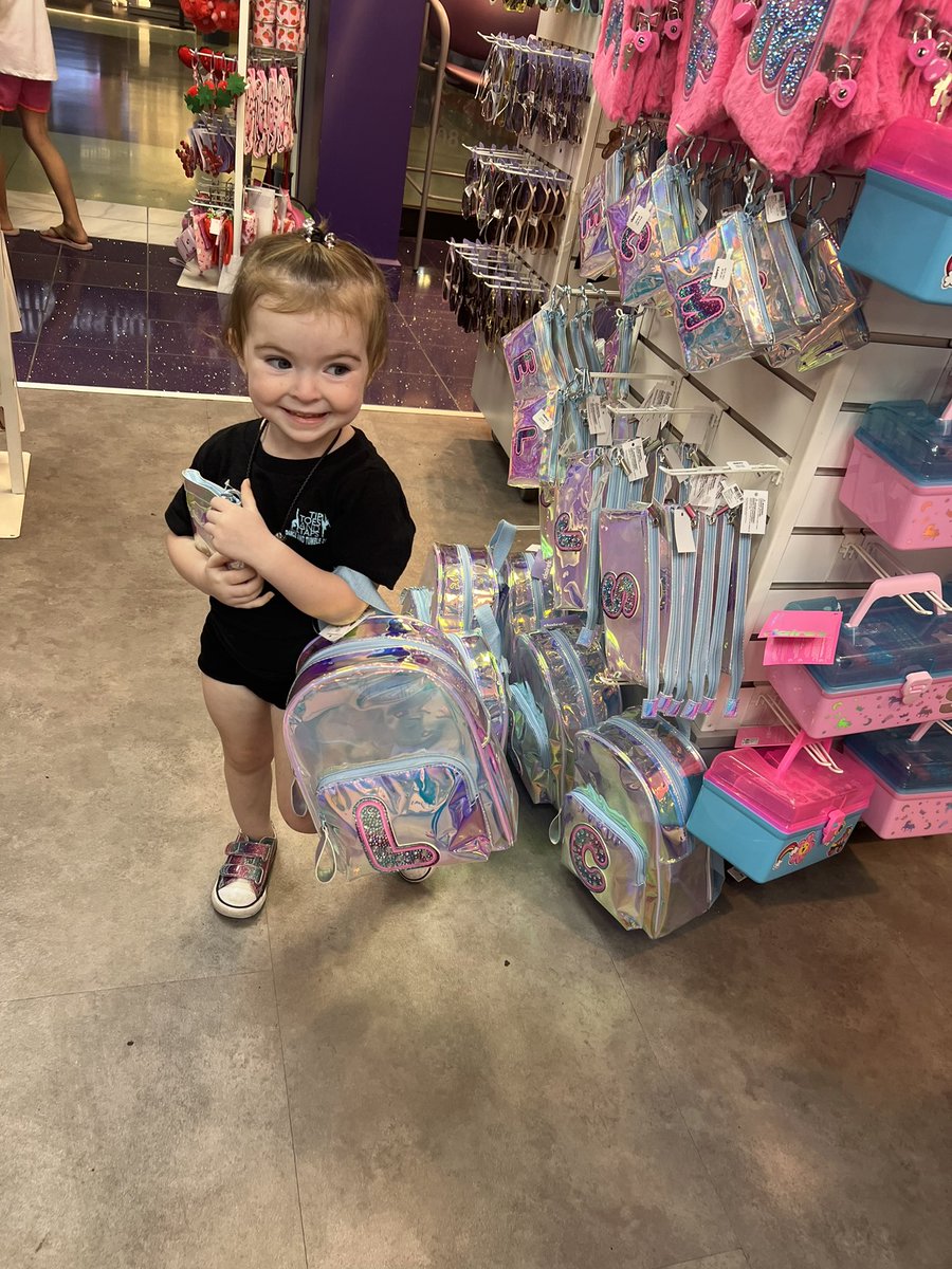 AmyBoo96532360's tweet photo. She hasn’t passed a Claire’s yet that she ain’t stopped at 👑 https://t.co/GxA8sUPZkM