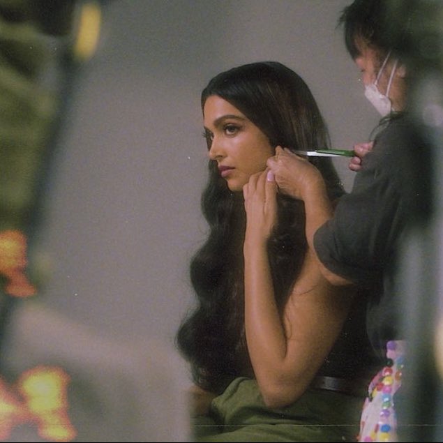 SarahDeepika's tweet photo. Uff Queen looking gorgeous❤ #DeepikaPadukone https://t.co/ZIGD8F3Xlg