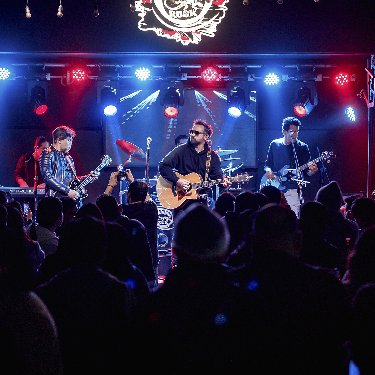 tkperu's tweet photo. El sábado pasado, tuvimos una noche increíble en el Iwanna Rock de Lince. 🤩🤘 No te pierdas nuestras próximas fechas, ¡se viene el Primavera Rock Fest en septiembre! 😱 Estamos vibrantes de emoción.
#tkperu #conciertosperu #conciertos #músicaenvivo #envivo #rock #rockperuano https://t.co/C036RghIqz