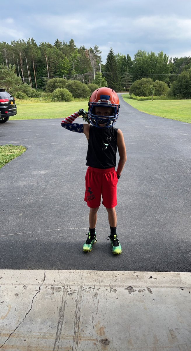 suzywhite40's tweet photo. 3rd practice & had to show his muscle progress. 🤣 might be a tad bit like me… #bebetterthanyesterday #hardworkshows 👽 https://t.co/d5ILqA5qzA