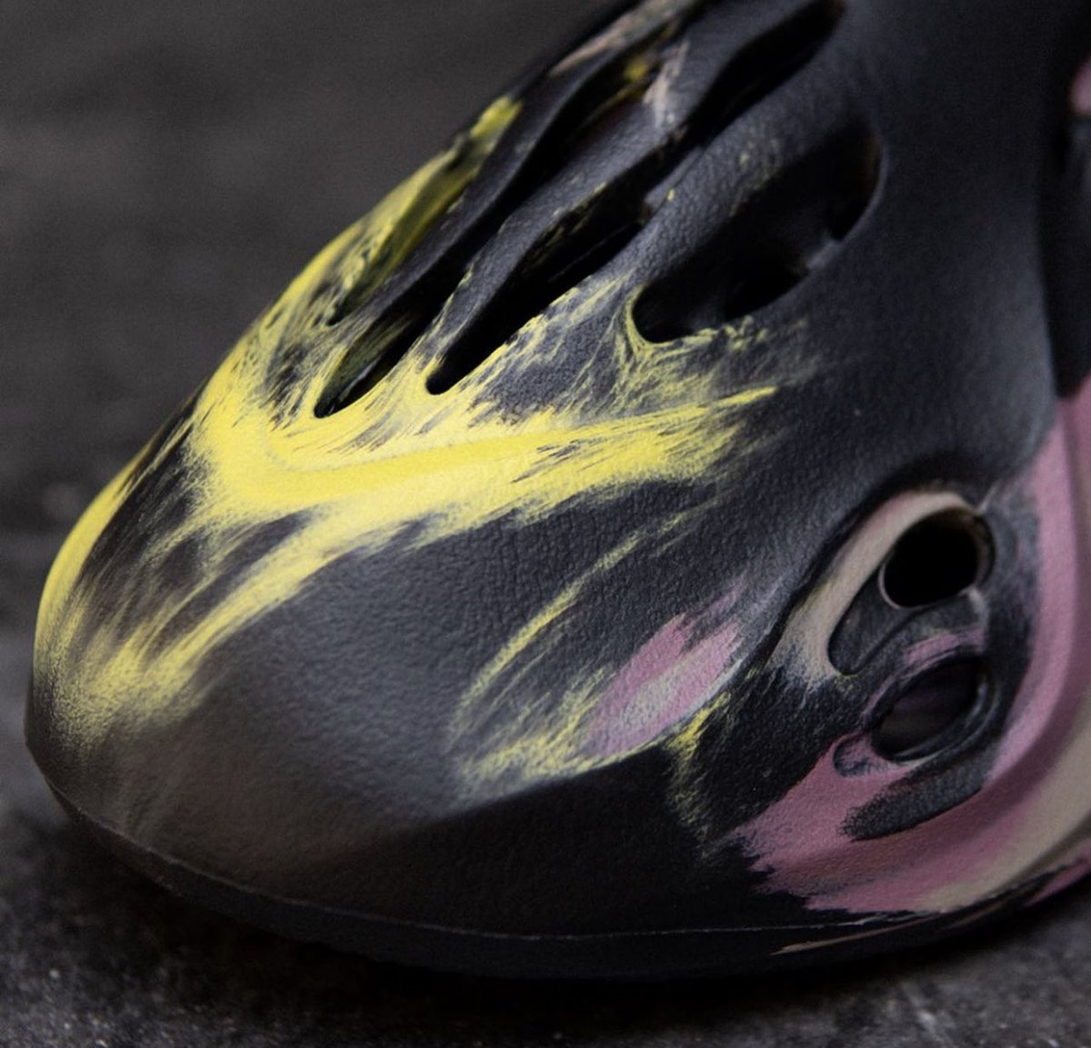 “MX Carbon” YZY Foam RNR 🔮
