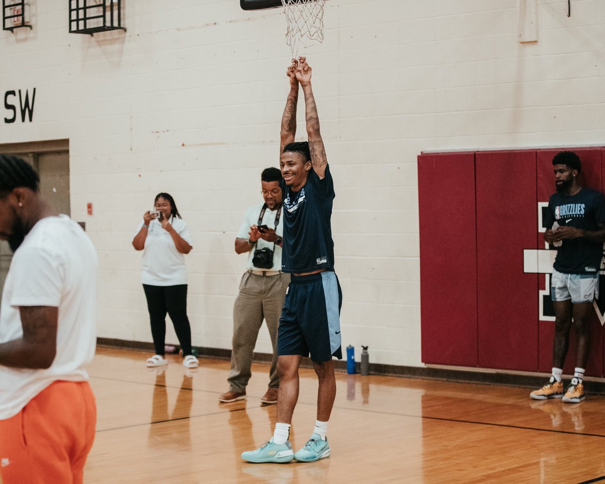dapjr7's tweet photo. Ja Morant pulled up to Munford High as a guest for the Stark Skills Academy 😎

@JaMorant @MunfordHighTN https://t.co/B8NiYrizYF