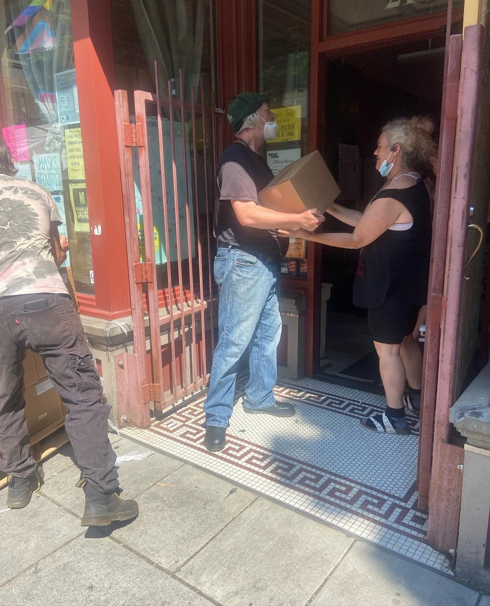 StreetRoots's tweet image. The latest edition of the Rose City Resource Guides are in! Stop by 211 NW Davis to pick some up on Mon., Wed., Th., &amp;amp; Fri., from 8:30 a.m - 2 p.m + Sat from 8:30 - noon. #RCRG