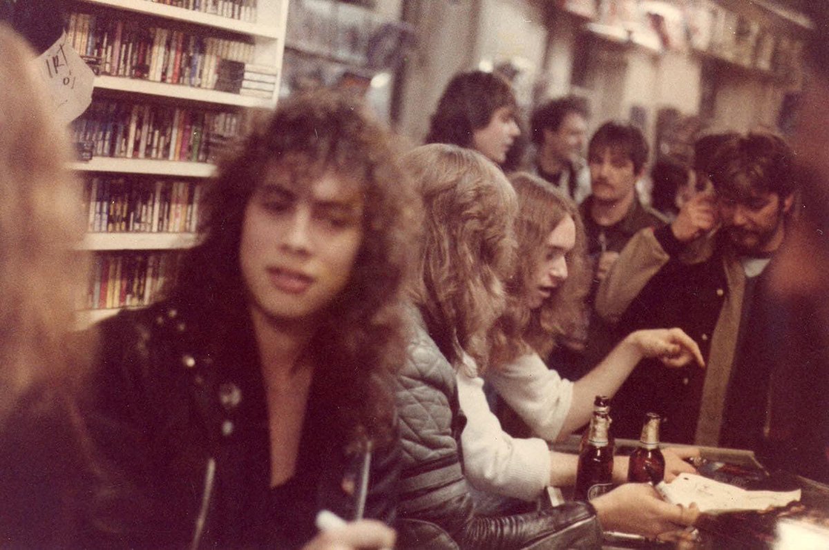 MetSince1981's tweet photo. 📸 @Metallica: Tras la salida del segundo álbum “Ride the Lightning” se realizaron varias actividades, entre ellas, la firmas del álbum y autógrafos por parte de James, Lars, Kirk y Cliff.
#Metallica #RideTheLightning #RideTheLightningAlbum #RTL38 #METALLICAMetalUpYourAss🗡🚽 https://t.co/HhXO9vSlUV