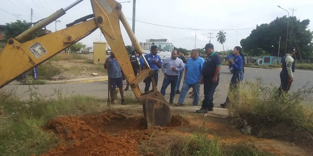 alclagunillas's tweet photo. Inspeccionamos los trabajos realizados en la tubería principal que surte de agua al sector Barrio Nuevo II.

@manuelrosalesg @gobdelzuliave
@cheolagunillas @DIMLags

#ciudadojeda #lagunillas #zulia #Innovacionyprogreso #recuperandolaciudad #DichoyHecho https://t.co/2rTGhgOg29