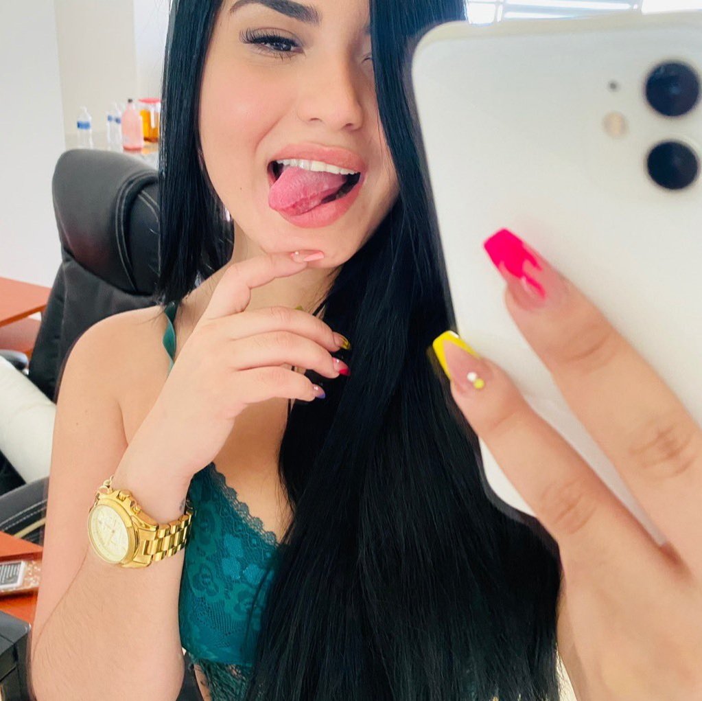 stephygonz69's tweet photo. Que hacen Amores? Sigo en Guadalajara 💋💋💋 https://t.co/wR6IG8gXAY https://t.co/ZWEvyK3to1