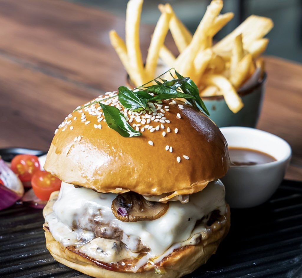 indo2110's tweet photo. مطعم cutt&amp;grill من افضل المط��عم بتقديم الستيك والكباب مع الرز بنكهه مميزه المنيو  منوع من جميع الاصناف والاكل لذيذ جدا عن تجربه   Cutt &amp; Grill - Senopati
0811-1138-368
https://t.co/W2crcC6Naa https://t.co/s6t2zBPxHI