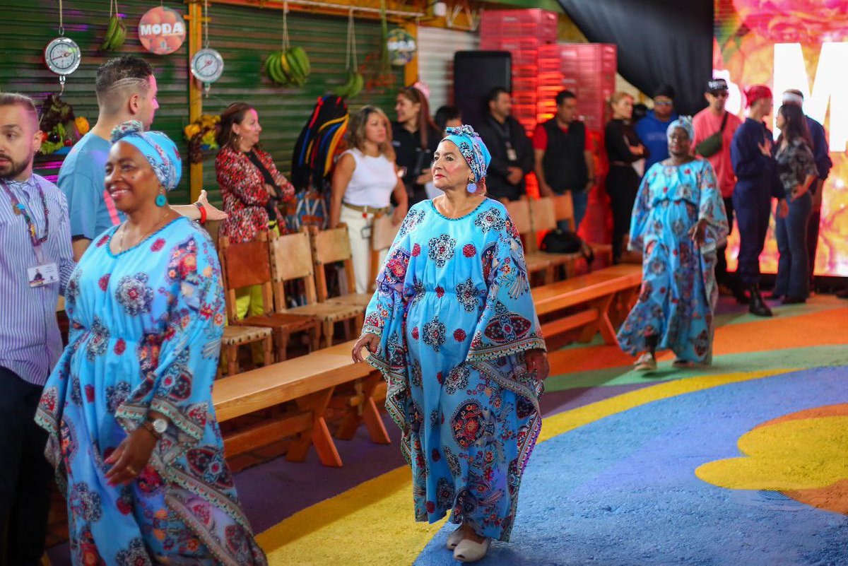 camivillamizar's tweet image. Colores y diseños invadieron la Plaza Minorista en #ModaAlBarrio, espacio para exponer talento local y emprendimientos maravillosos.

El mensaje es claro: la moda es para todos 👗🥻🧥👖

¡Felicitaciones @diamaov y gracias por esta gran iniciativa!