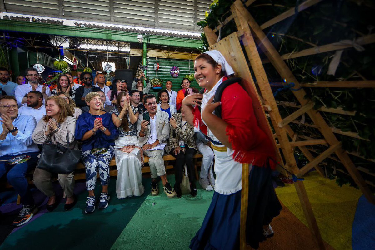 camivillamizar's tweet image. Colores y diseños invadieron la Plaza Minorista en #ModaAlBarrio, espacio para exponer talento local y emprendimientos maravillosos.

El mensaje es claro: la moda es para todos 👗🥻🧥👖

¡Felicitaciones @diamaov y gracias por esta gran iniciativa!