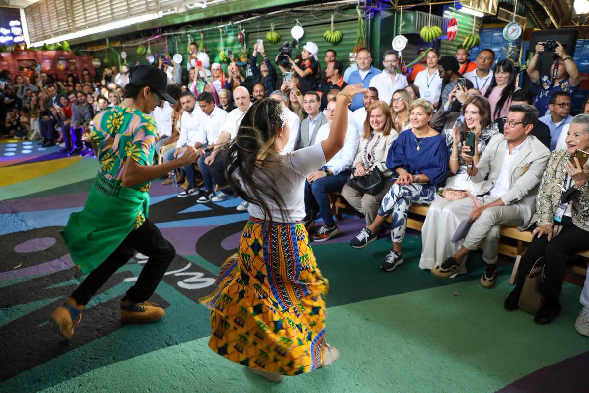 camivillamizar's tweet image. Colores y diseños invadieron la Plaza Minorista en #ModaAlBarrio, espacio para exponer talento local y emprendimientos maravillosos.

El mensaje es claro: la moda es para todos 👗🥻🧥👖

¡Felicitaciones @diamaov y gracias por esta gran iniciativa!