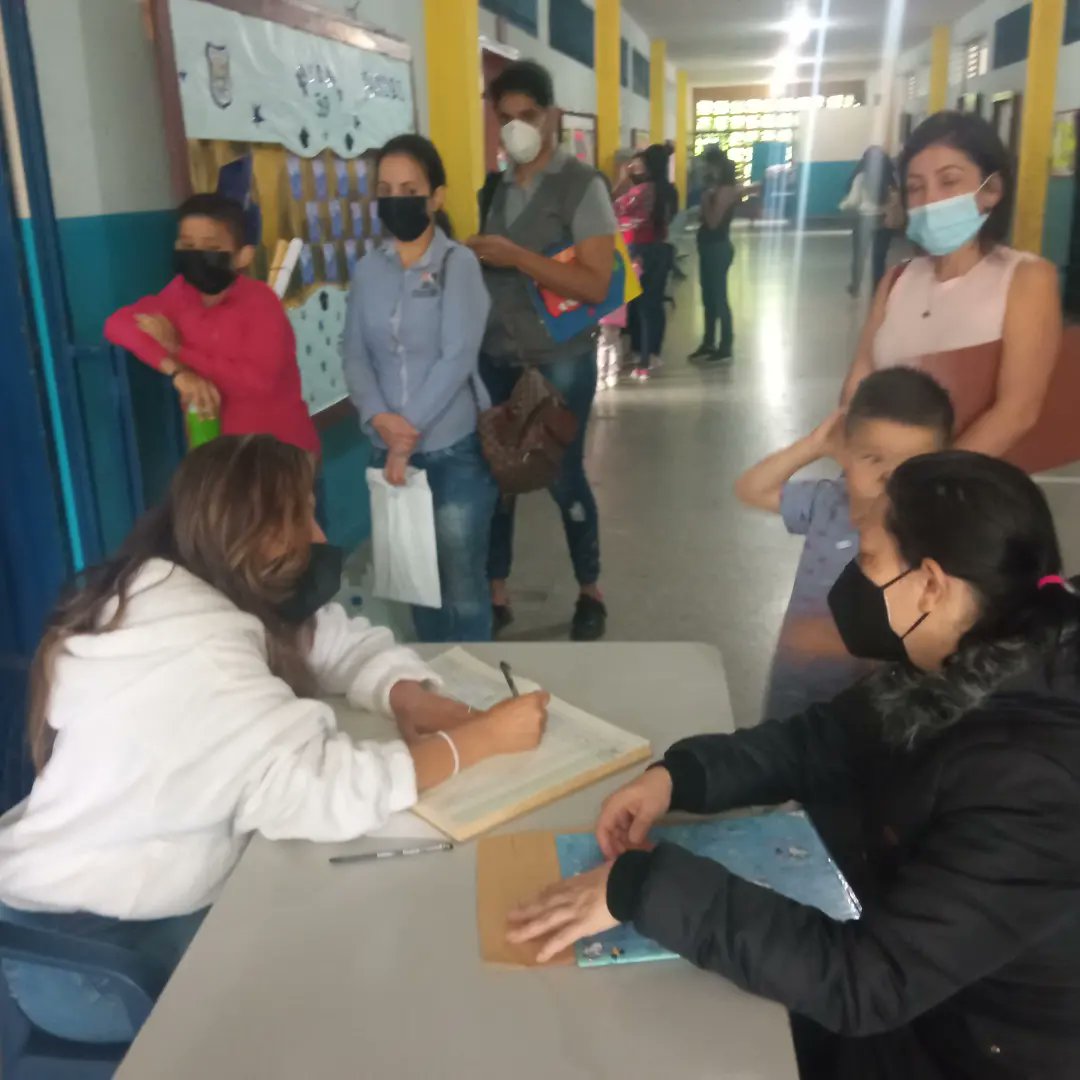 ebjarval's tweet photo. Hoy #27DeJulio continuamos con el proceso de inscripción de estudiantes nuevo ingreso y actualización de datos de estudiantes regulares. Nuestro personal comprometido con la educación de los niños y niñas de #ebjarval https://t.co/8ZBjESp80j