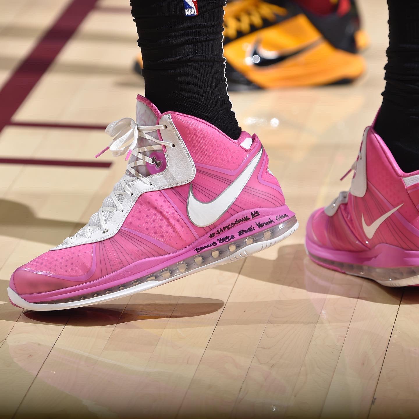 Lebron 17 deals pink