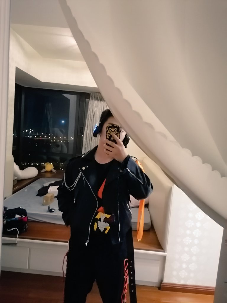 Ruvyzant's tweet photo. 这是之前出假面骑士雷的人间体cos服，不知道为什么，也许是我拍照问题？看起来好矮                                       This is the human body cos suit of the previous masked Knight ray. I don't know why. Maybe it's my photo problem? It looks so short https://t.co/az2mKgTLo1