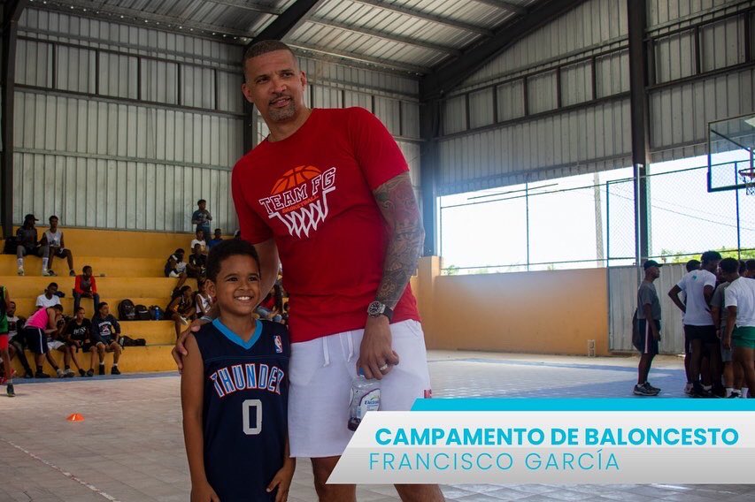 FundacionAIB's tweet photo. #AIB presente en el campamento de baloncesto #FranciscoGarcia https://t.co/As5JWVZJ5R