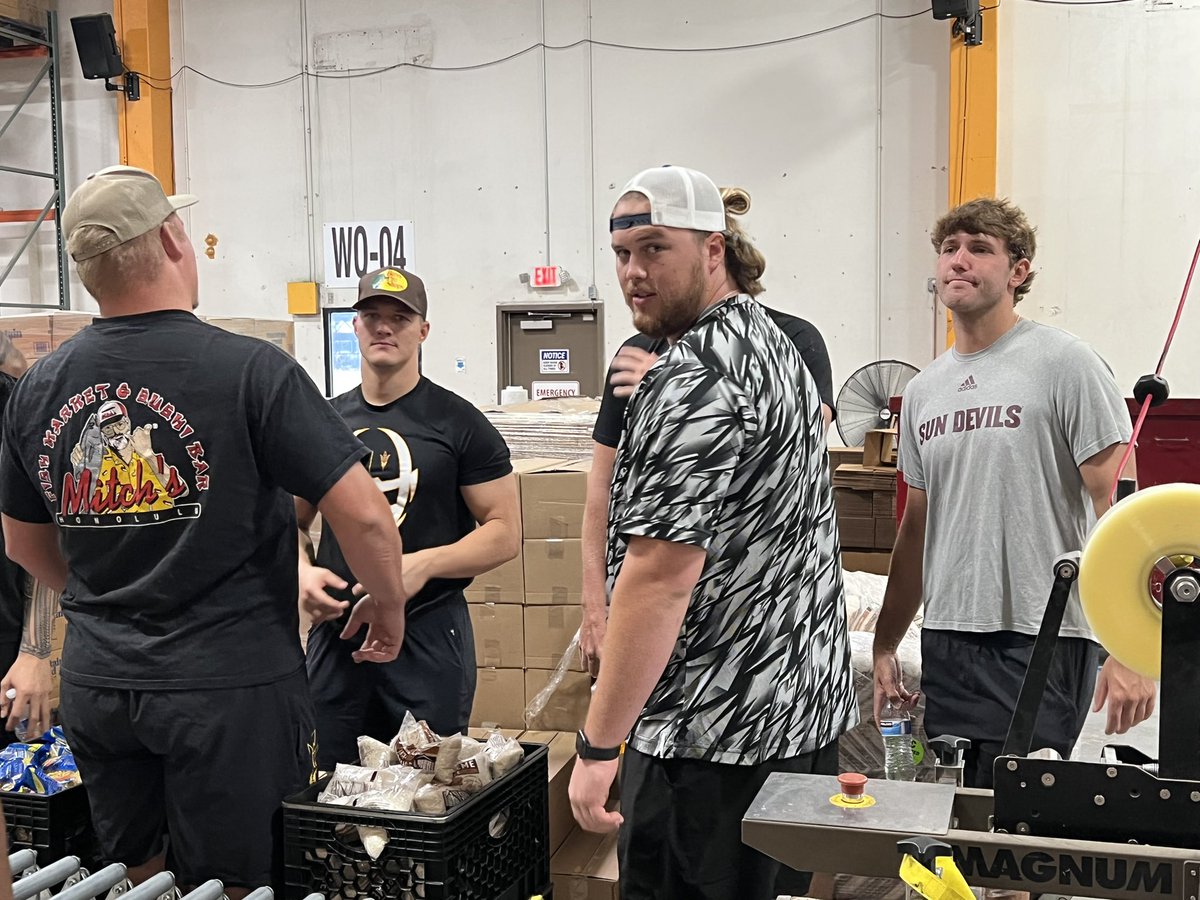 CoachBobbyWade's tweet photo. Thank you St. Mary’s Food Bank for allowing us this opportunity to serve our community today! https://t.co/BKqqb8hnjp