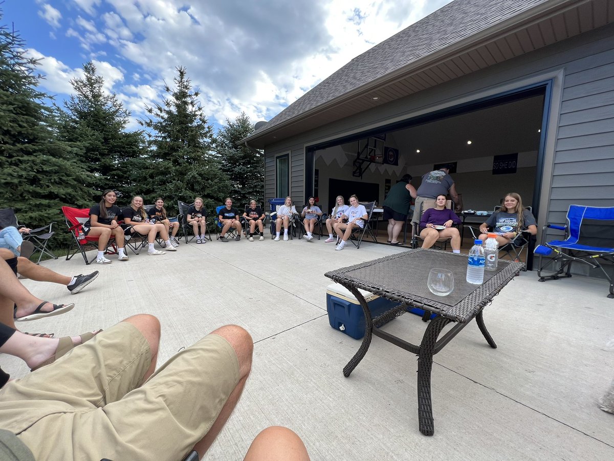 Final workout for summer 2022 followed up with some team bonding with pizza! Nice work girls!  Thank you parents for running them around!  #TEAM