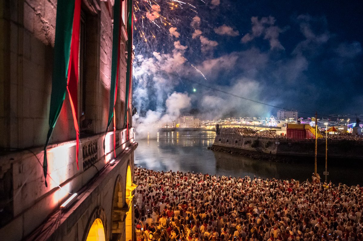 Retour en images sur l’ouverture des #FDB2022 avec mise à l’honneur des personnels soignants et des joueurs de <a href="/avironrugbypro/">Aviron Bayonnais</a> pour le lancer des clés du balcon de la Mairie de #BayonneMaVille  📷Mathieu Prat