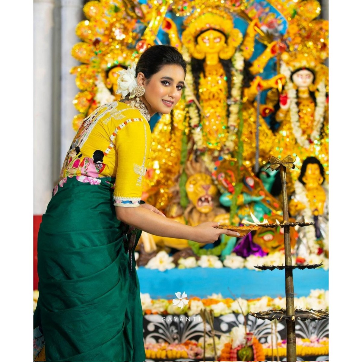 20Karnika's tweet photo. মা আসছেন !!  ❣😌🙏🌺🌼🥀🍁

@Iamswastika https://t.co/VTcelPQ2E6